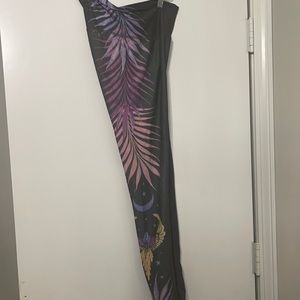 Teeki gently worn regular rise leggings Medium